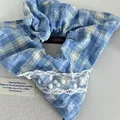 Eleganter blauer karierter Scrunchie mit Spitzenbesatz und gestickten Bärenmustern - Großer Bär Stickerei Drachen Stil / Blau Kariert Gestreift