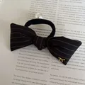 Eleganter schwarz-weiß gestreifter Haargummi mit weißer Perle und goldener Biene - Schleife Haargummi Künstliche Perle Biene Stil (4#) / Schwarz Gestreift