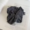 Klassisches blau-kariertes Spitzen-Haargummi mit Herzmuster und kleinen schwarzen Schleifen - Herz Schleife Stil / Schwarz