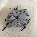 Elegantes großes Gingham-Karo-Haargummi mit Herzprint und schwarzer Bandschleife - Herz Schleife Stil / Grau