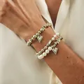 Elegantes silbernes Armband-Set mit Herzanhängern, unregelmäßigen Perlen und weißen Perlen - Silberfarbener Herz-Quasten Stil (6733)