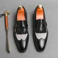 Mocassini brogue da uomo in stile britannico con nappe e contrasto in pelle scamosciata grigia - 38 / Nero