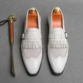 Eleganti mocassini brogue bianchi con nappe decorative e cinturino con fibbia da uomo - 38 / Bianco