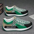 Zapatillas casuales de lona para hombre en verde y blanco con diseño de rosas único. - 38 / Blanco Verde