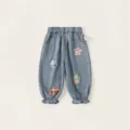 Pantalones vaqueros azul claro para niña con parches de flores y bajos con volantes - Azul Mezclilla (Joggers)