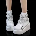 Detaillierte Ansicht weißer Plattform-Punkstiefel mit Metallstacheln und Schnallen - 35 / Weiße Nieten (606)