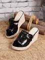 Detalle de sandalias de cuña en cocodrilo negro con suelas de plataforma de yute tejido. - Negro / 34