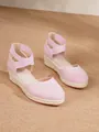 Primer plano de sandalias con cuña tipo alpargata rosa y correas cruzadas de tobillo. - 34 / Rosa