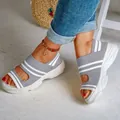 Detailansicht grauer Fly-Knit Plateausandalen mit hohlem Design und weißen Streifen (84 chars) - Grau
