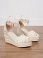 Detailansicht beige Keilsandaletten mit Häkelspitze, Espadrille-Plattform und Fesselriemen - Aprikose Netz