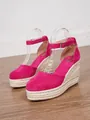 Detail von fuchsia Keilsandaletten mit geflochtener Jute-Plattform und Fesselriemen - Fuchsia
