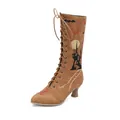 Detailansicht der braunen Halloween-Stiefel mit Schloss- und Fledermaus-Stickerei-Details - Größe 43 / Gelb