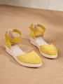 Vista detallada de sandalias de cuña tipo alpargata de ante amarillo con correas - Amarillo