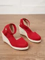Detalle de sandalias de cuña tipo alpargata rojas con puntera cerrada y tiras elásticas - 34 / Rojo