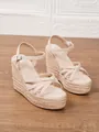 Elegantes sandalias de cuña de ante beige con tiras cruzadas y hebilla en el tobillo - 34 / Albaricoque