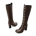 Detailansicht brauner Kniehoher Stiefel mit silbernen Nietenverzierung und Blockabsatz. - Dunkelbraun