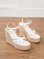 Elegantes sandalias de cuña de paja trenzada blanca con correas cruzadas en el tobillo - 34 / Blanco