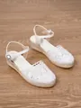 Detalle de sandalias de cuña en ganchillo blanco con suela de esparto y correa al tobillo - 34 / Blanco