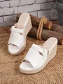 Detalle de sandalias de cuña blancas con efecto cocodrilo y plataforma de yute trenzado - Blanco / 34
