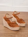 Sandalias de cuña de ante marrón con plataforma de paja trenzada y correas cruzadas - Marrón