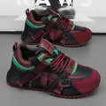Sneakers chunky da uomo con suola spessa, design color-block nero, bordeaux e verde - 39 / Nero rosso