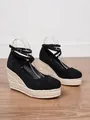 Vista detallada de alpargatas de cuña en ante negro con plataforma de yute natural - 34 / Sandalias Slingback de Punta Cerrada (D1314-8) / Negro