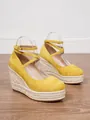 Vista detallada de sandalias de cuña tipo alpargata en ante amarillo con plataforma de paja. - 34 / Sandalias Slingback de Punta Cerrada (D1314-8) / Amarillo