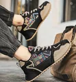 Klobige Herren-Sneaker mit bunten Webmustern und einer dicken, braunen Gummisohle im Dad-Stil - Schwarz