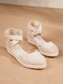 Elegantes sandalias de esparto beige con cuña y correas elásticas en el tobillo - Albaricoque