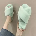 Gros plan de pantoufles en fourrure vert menthe à bandes croisées pour femme à domicile - 36-37 / Vert