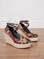 Vista detallada de sandalias de cuña florales con suelas de plataforma de yute - Estampado Floral Negro