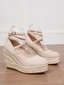 Vista detallada de las sandalias de cuña tipo alpargata beige con tira al tobillo. - 34 / Sandalias Slingback de Punta Cerrada (D1314-8) / Albaricoque
