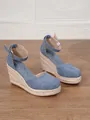 Vista de detalle de sandalias de cuña de esparto de ante azul con correas al tobillo. - Azul