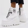 Bottines gothiques blanches à plateforme avec lacets noirs et détails de boucles stylés. - Court Blanc
