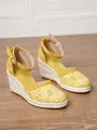 Vista detallada de las sandalias de cuña amarillas con bordado floral para mujer - 34 / Amarillo