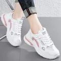 Stijlvolle witte dames dad sneakers met roze accenten en modieuze plateauzool - 41 / Wit & Roze (Mesh Stijl)