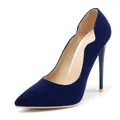Elegantes stilettos de ante azul oscuro con bordes festoneados y una punta muy fina. - Azul zafiro