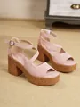 Primer plano de sandalias con plataforma de gamuza rosa con correa al tobillo y corcho - 34 / Rosa