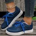 Detalle de zapatillas informales para mujer en azul marino con suelas blancas gruesas. - 36 / Azul