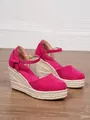 Nahaufnahme-Detail der magentafarbenen Espadrilles-Keilsandaletten mit geflochtener Hanfsohle - 34 / Fuchsia