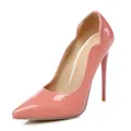 Elegantes tacones de aguja en charol rosa con punta afilada y diseño lateral ondulado - Rosa