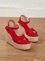 Elegante rote Keilsandaletten aus Wildleder mit geflochtenem Espadrille-Absatz und Schnalle - Rot