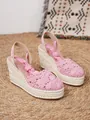 Detalle de alpargatas con cuña de encaje rosa y plataforma de paja de verano - Rosa