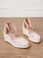 Primer plano de sandalias de cuña rosa con bordado floral y suelas de esparto tejidas - 34 / Rosa