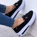 Gros plan de chaussures à plateforme noires à lacets pour femmes avec semelles blanches - 35 / Noir