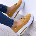 Vue détaillée de mocassins à plateforme en daim jaune avec une semelle blanche épaisse et lacets - 35 / Jaune