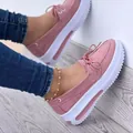 Vue détaillée de chaussures roses à plateforme avec semelle blanche épaisse et lacets - 35 / Rose