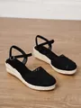 Elegantes sandalias de cuña con ganchillo negro para mujer sobre un suelo de madera natural - 34 / Negro