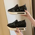 Detailansicht der schwarzen Spitzen-Mesh-Slip-On-Plateausneaker mit Pailletten - Schwarz