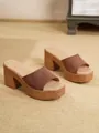 Detalle de sandalias de plataforma en ante marrón con tacón grueso con textura de corcho - 34 / Café